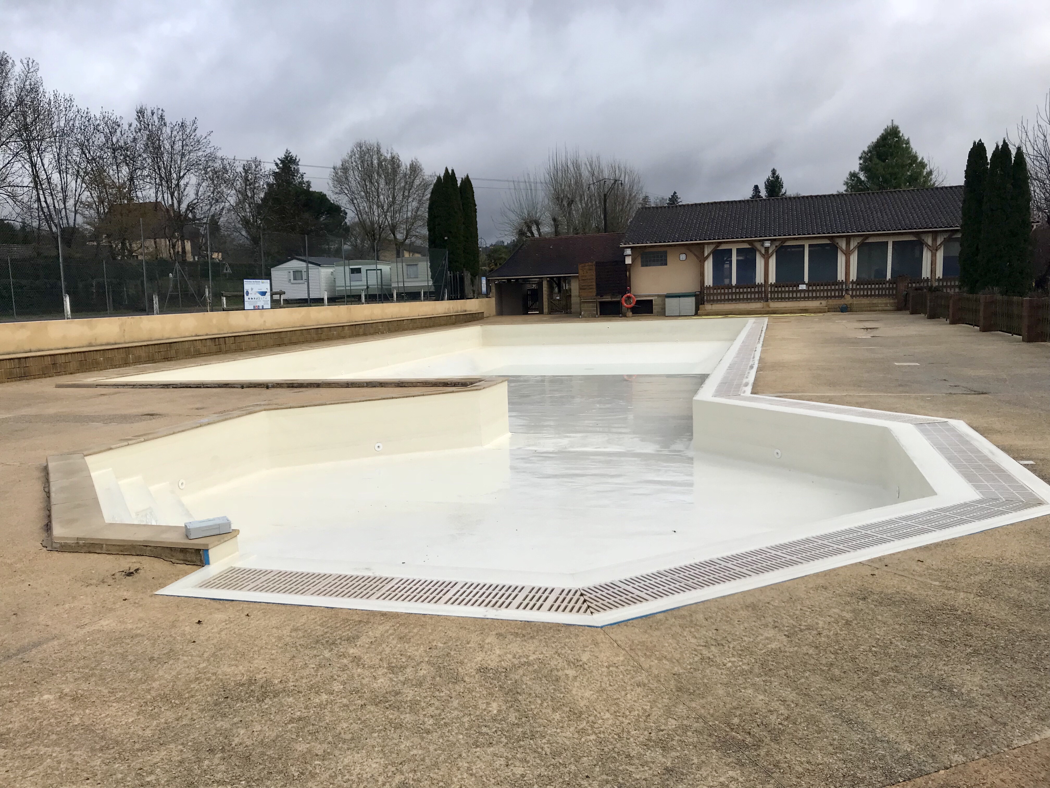 Rénovation piscine camping débordement goulotte