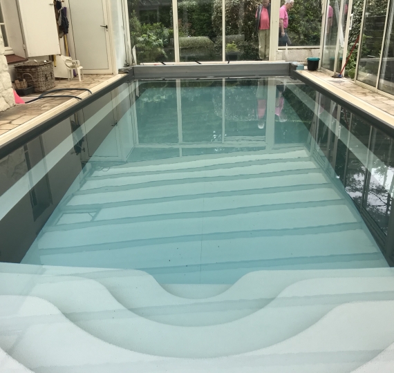Rénovation piscine en PVC Armé Cuve en polyester de 25 ans avec escalier