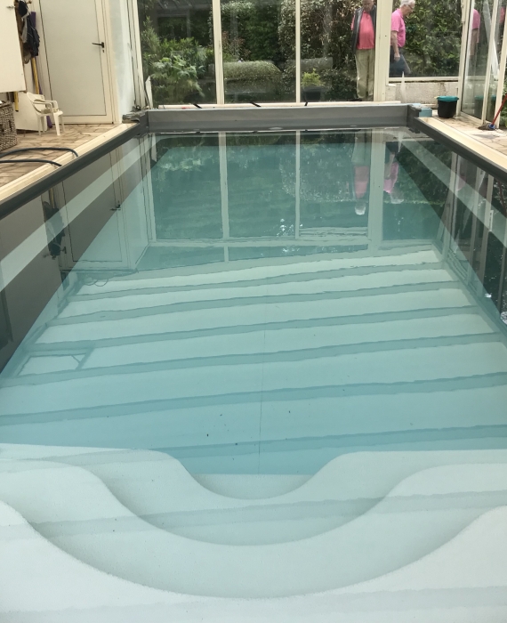 Rénovation piscine en PVC Armé Cuve en polyester de 25 ans avec escalier